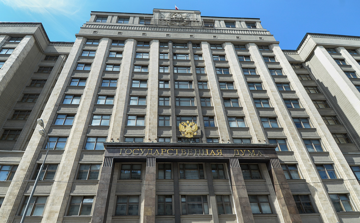 На входе в Госдуму у депутатов начали проверять температуру