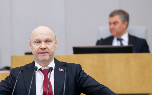 На входе в Госдуму у депутатов начали проверять температуру