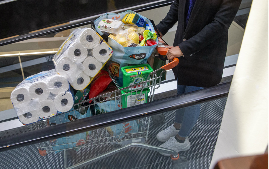 Россияне скупают макароны: продуктовые сети сообщили о наплыве покупателей