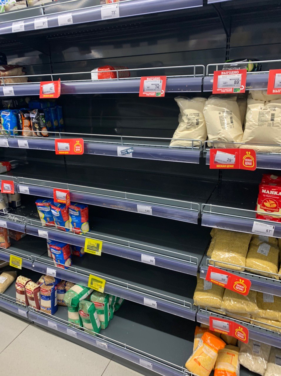 Россияне скупают макароны: продуктовые сети сообщили о наплыве покупателей