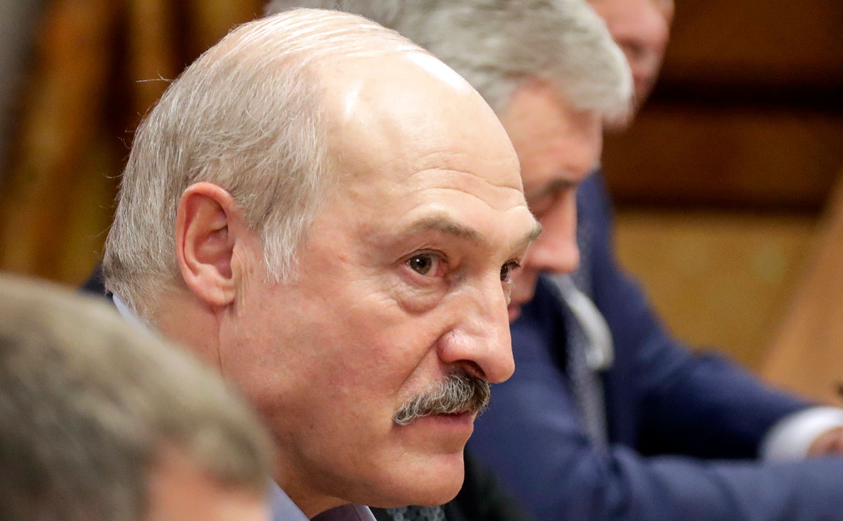 Лукашенко поручил помочь россиянам вернуться из Польши на родину