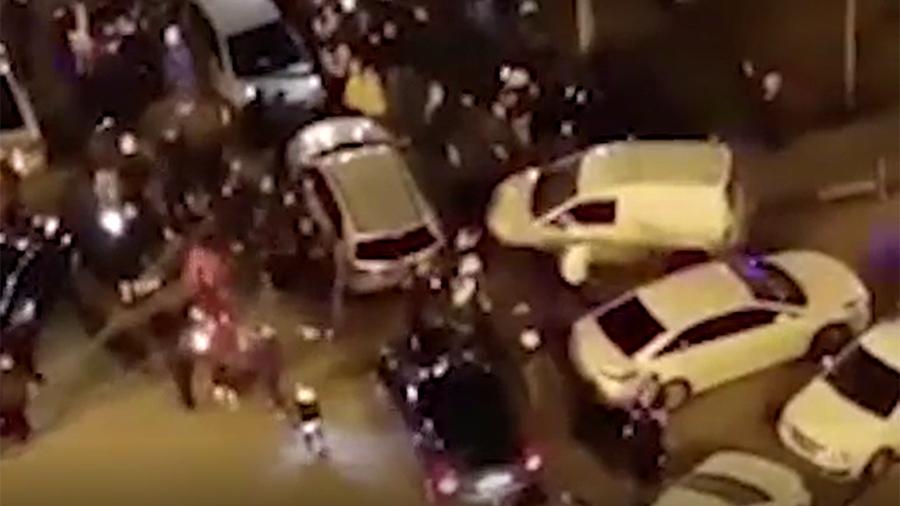 Жители Подмосковья пожаловались на шумную вечеринку посреди улицы