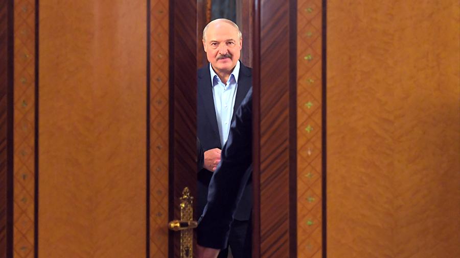 Лукашенко заявил о готовности лично лечить людей с COVID-19