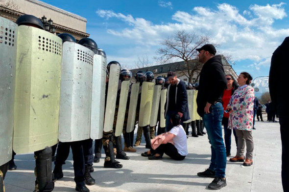 Акция протеста из-за режима самоизоляции во Владикавказе. Фоторепортаж