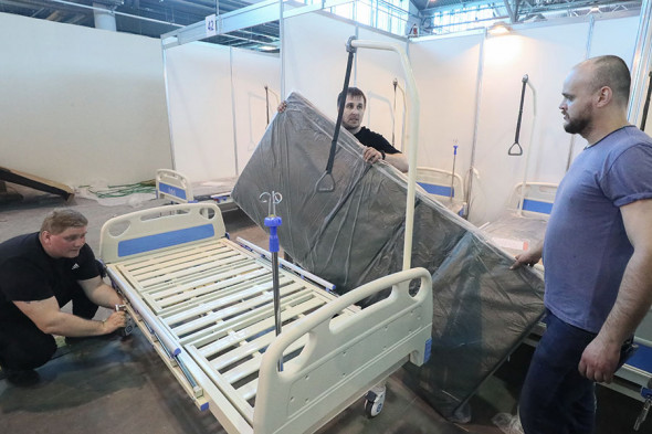 Как «Ленэкспо» перестраивается под временный госпиталь. Фоторепортаж