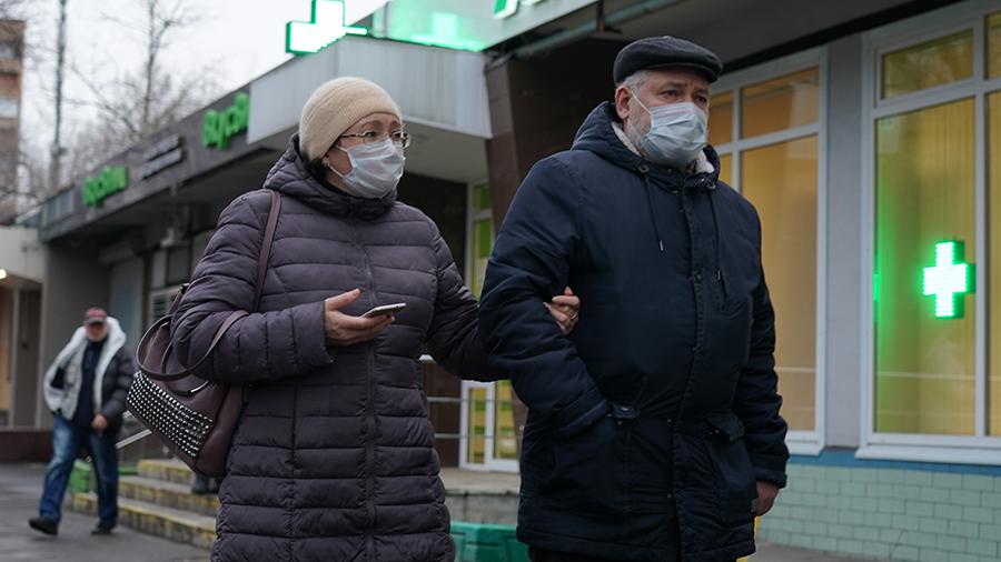 В Москве посоветовали выбрасывать маски и салфетки отдельно от остального мусора