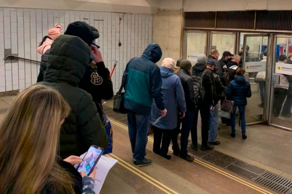 Пробки и очереди в Москве после введения пропусков. Фоторепортаж