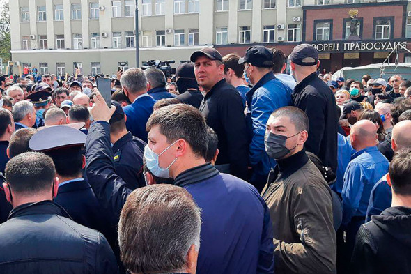 Акция протеста из-за режима самоизоляции во Владикавказе. Фоторепортаж