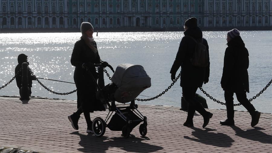 Путин предложил допвыплаты на детей в семьях с потерявшими работу родителями