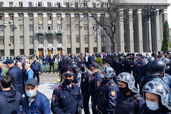 Акция протеста из-за режима самоизоляции во Владикавказе. Фоторепортаж