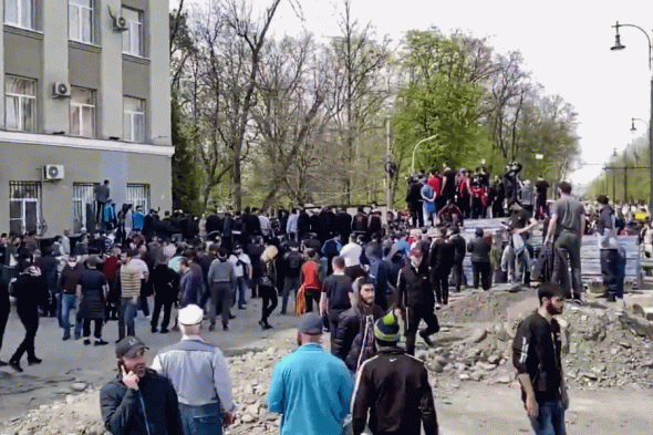 Акция протеста из-за режима самоизоляции во Владикавказе. Фоторепортаж