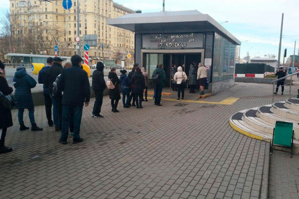Пробки и очереди в Москве после введения пропусков. Фоторепортаж