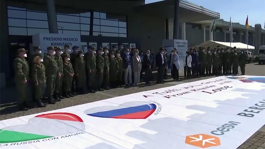 Первый самолет с российскими военными вирусологами вернулся из Италии
