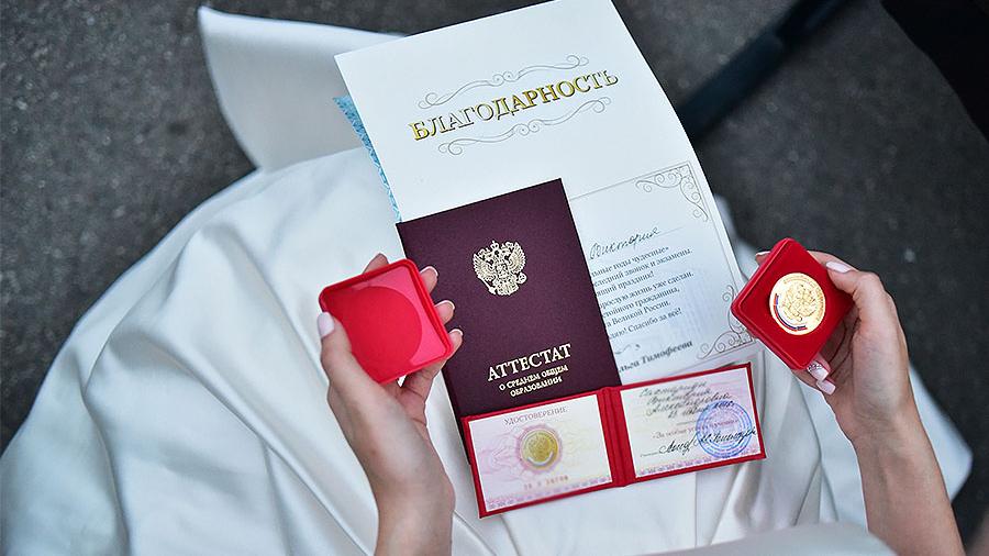Министр просвещения анонсировал получение школьниками аттестатов до 15 июня