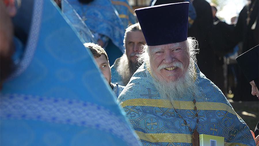Протоиерея Дмитрия Смирнова подключили к аппарату ИВЛ