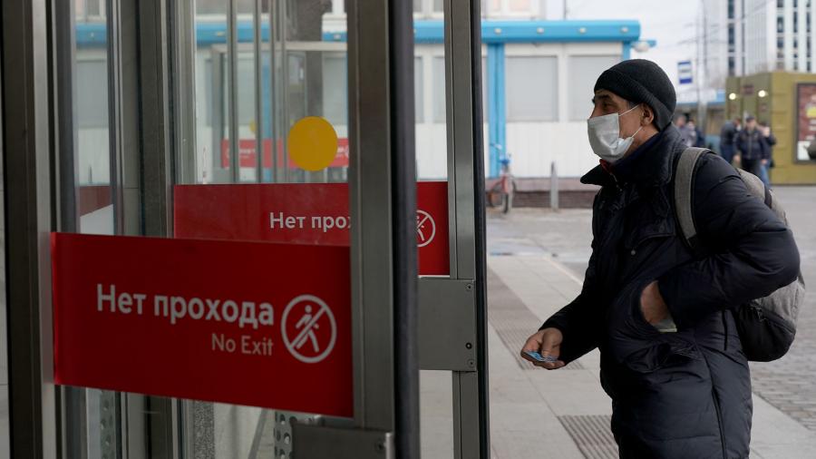 Все входные двери в московском метро оставили открытыми