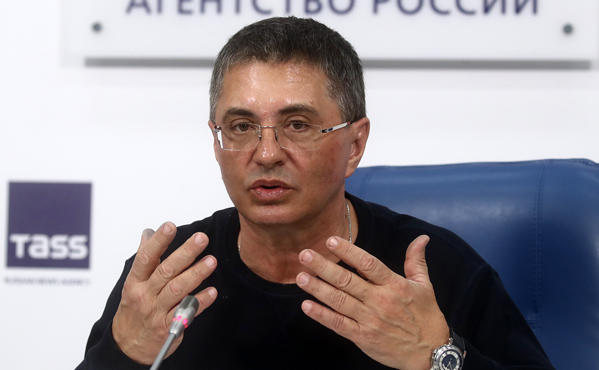 Доктор Мясников назвал бредом сообщения о чипировании через тест на COVID