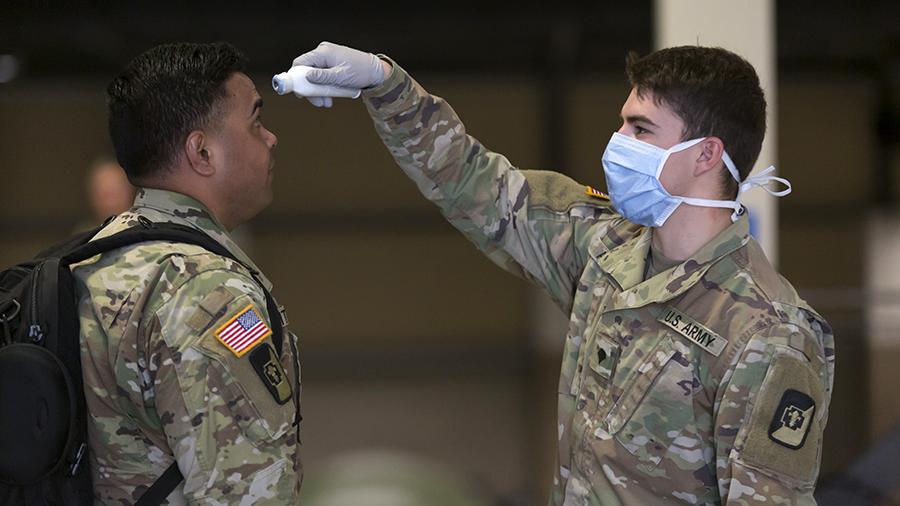 Число заболевших коронавирусом в вооруженных силах США превысило 7,7 тыс.