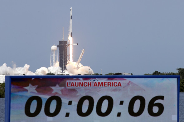 США впервые за 9 лет запустили в космос пилотируемый корабль. Фотогалерея