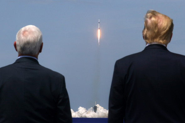 США впервые за 9 лет запустили в космос пилотируемый корабль. Фотогалерея