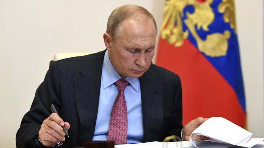Путин поддержал продление срока выплаты пособий по безработице до 1 октября