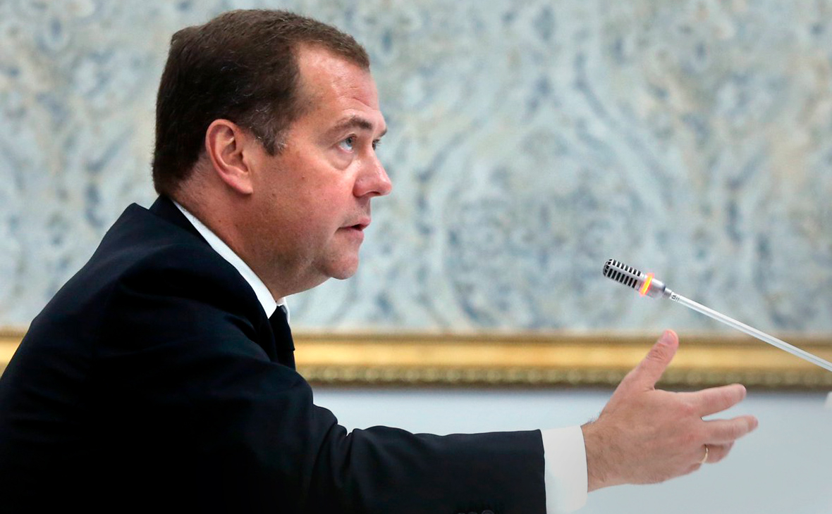 Медведев предупредил о максимальном падении ВВП со времен Второй мировой