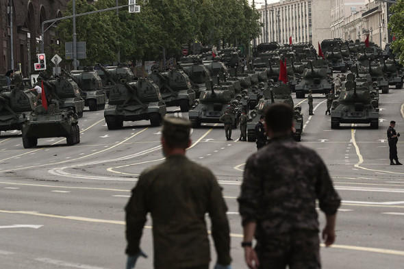 Проезд военной техники перед репетицией парада Победы. Фоторепортаж