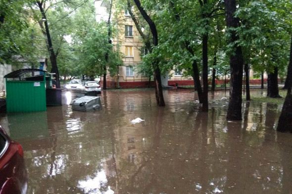 В Москве улицы затопило дождем. Фоторепортаж