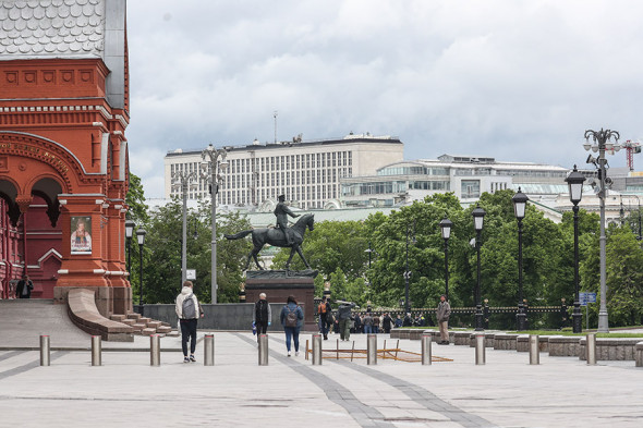 В Москве открылись парки и непродовольственные магазины. Фоторепортаж