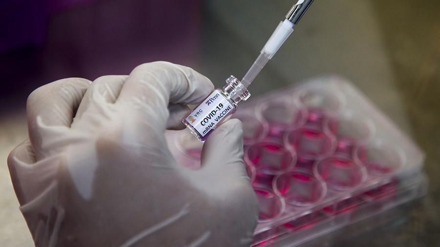 В США опубликовали новые данные исследования вакцины от COVID-19