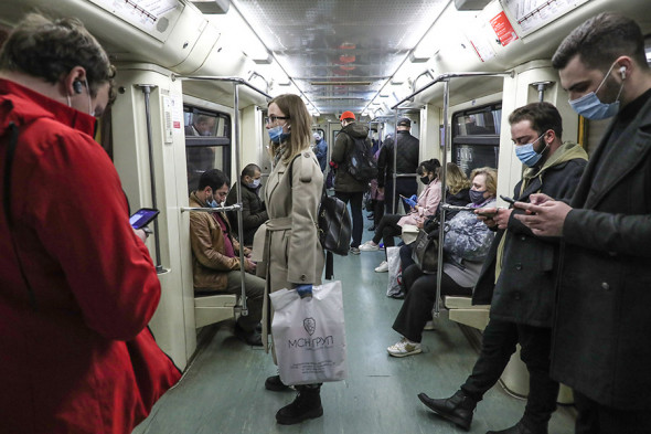 В Москве открылись парки и непродовольственные магазины. Фоторепортаж
