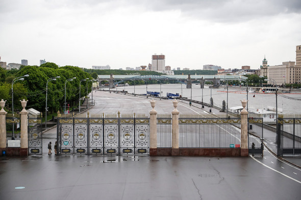 В Москве открылись парки и непродовольственные магазины. Фоторепортаж
