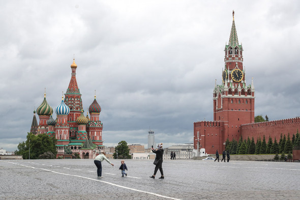 В Москве открылись парки и непродовольственные магазины. Фоторепортаж