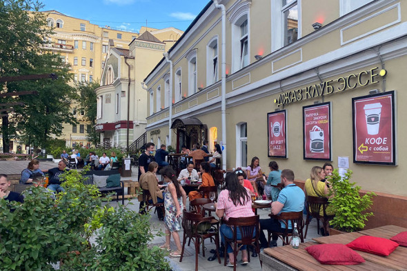 В Москве открылись веранды кафе и ресторанов. Фоторепортаж