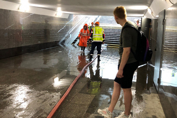 В Москве улицы затопило дождем. Фоторепортаж