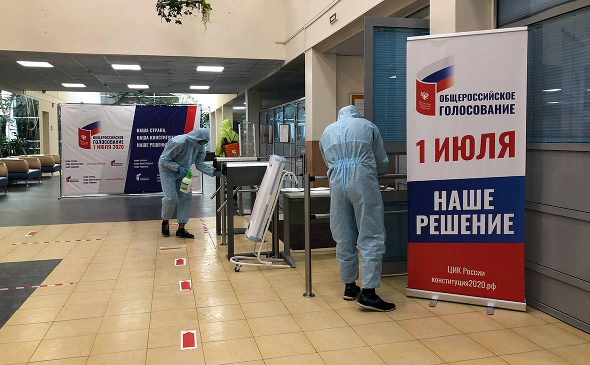Кремль не увидел противоречия между отменой парадов и голосованием