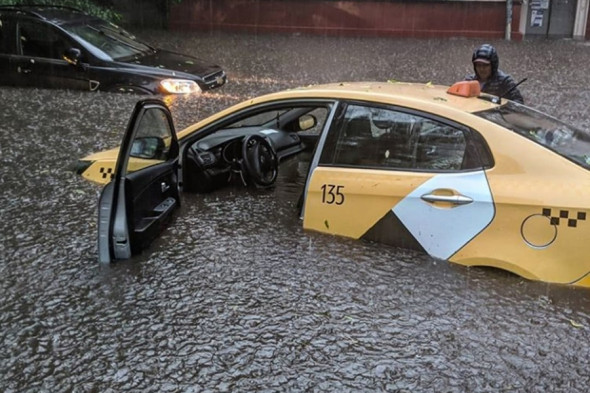 В Москве улицы затопило дождем. Фоторепортаж