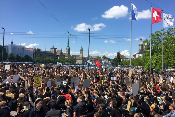 Протесты и беспорядки в городах Европы. Фоторепортаж