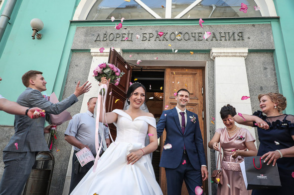 В Москве открылись кафе, спортзалы и детские площадки. Фоторепортаж