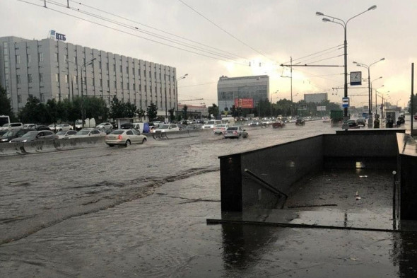 В Москве улицы затопило дождем. Фоторепортаж