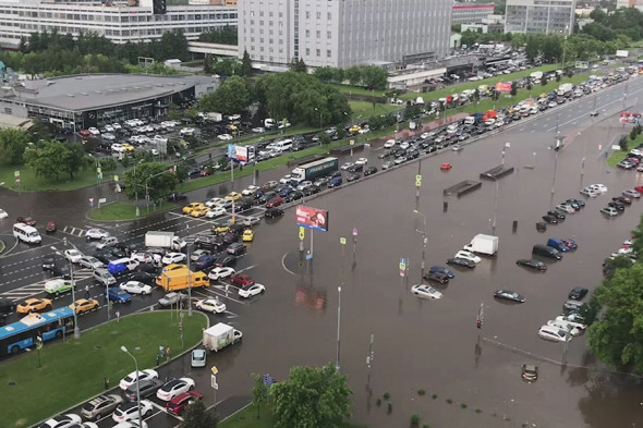 В Москве улицы затопило дождем. Фоторепортаж