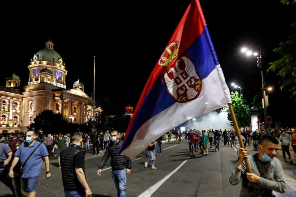 Протесты в Сербии против введения ограничений из-за вируса. Фоторепортаж