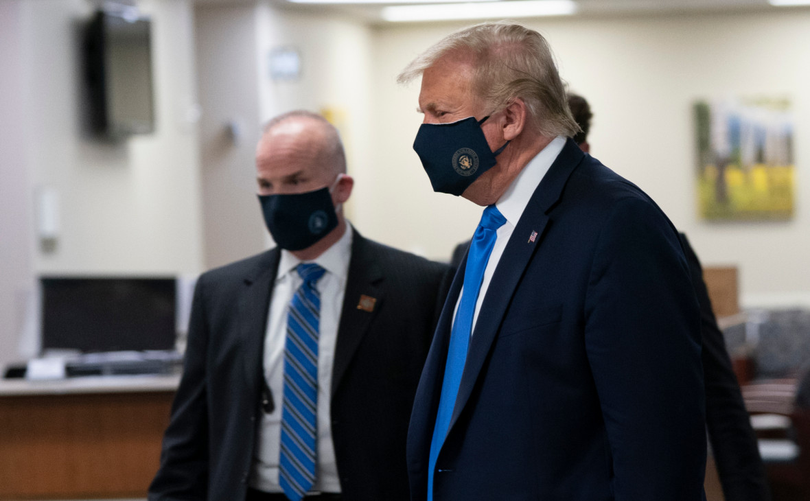 Трамп впервые за пандемию надел маску на публике