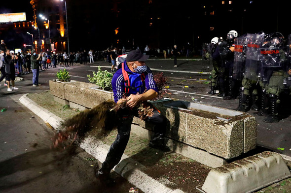 Протесты в Сербии против введения ограничений из-за вируса. Фоторепортаж