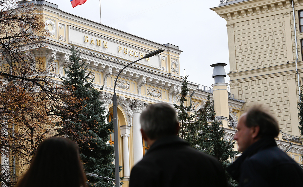 ЦБ предупредил о предлагающих вложиться в вакцину от COVID-19 мошенниках