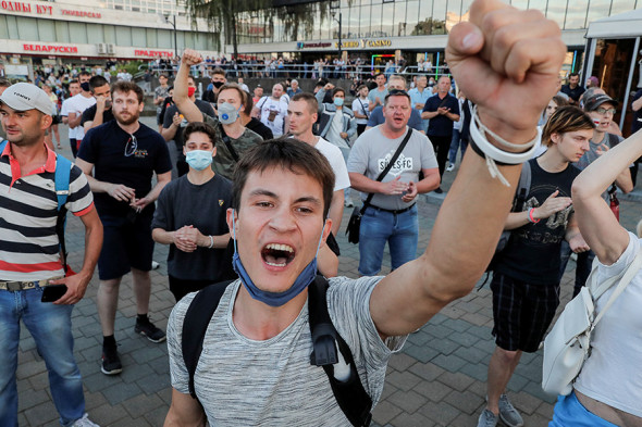 Второй вечер протестов в Минске. Фоторепортаж