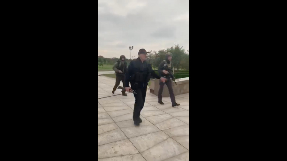 Вместе с Лукашенко в резиденцию прилетел его вооруженный 15-летний сын