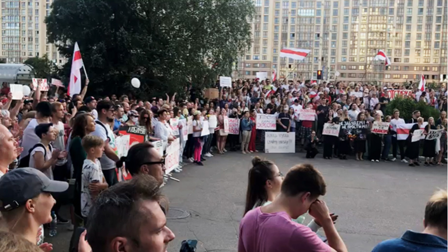 Протестующие собрались у здания государственной телекомпании в Минске