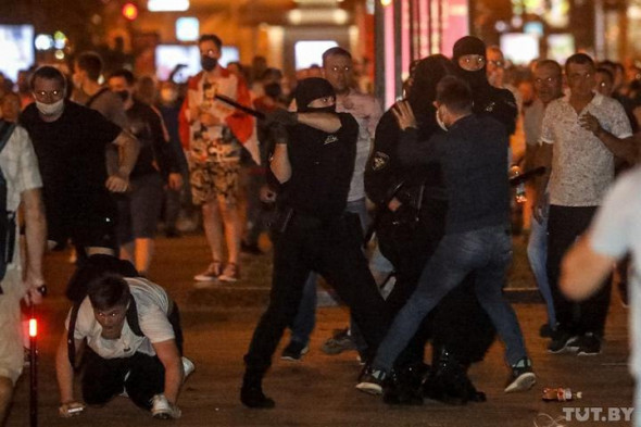 Столкновения протестующих с ОМОНом в Минске. Фоторепортаж