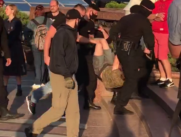 В Минске начались задержания протестующих на площади Независимости
